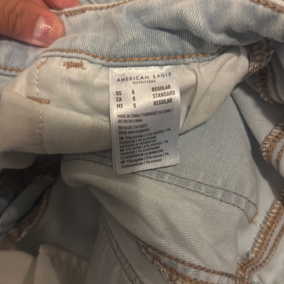 American Eagles Hi-Rise crop length light wash ripped jeans - Picture 4 of 4